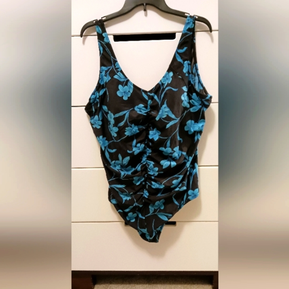 Swimsuit 1pc black w/blue flowers fits 1X-2X looks even better on